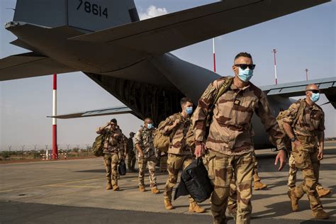 Mutinous soldiers in Niger sever French military ties while ‘hostage’ president pleads for US help